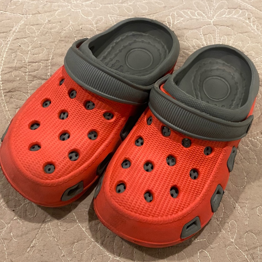 Boys Clogs Kids Summer Sandal Garden Slippers Sizse 3-4 - red & grey